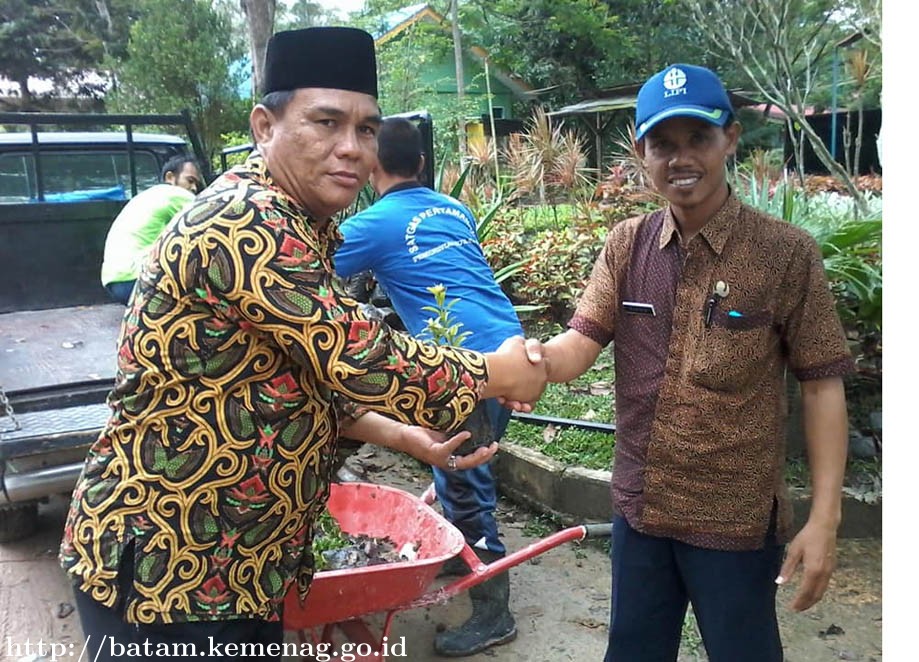 Kemenag Dapat Bantuan Tanaman Hias Dan Pupuk Kompos