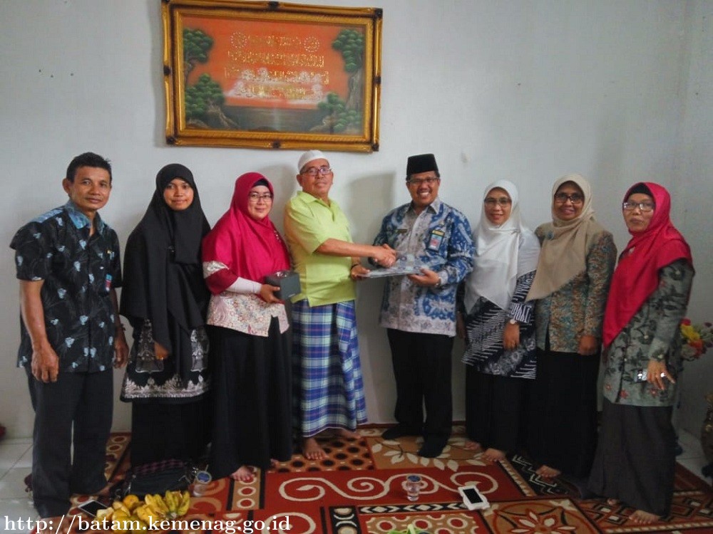 Kemenag Batam Serahkan SK Pensiun Mantan Kepala