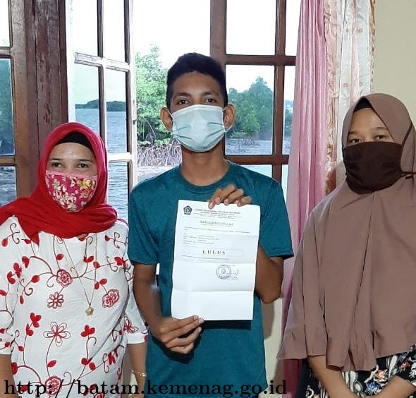 Siswa MTsN 2 Belakang Padang Terima Bukti Kelulusan di Rumah