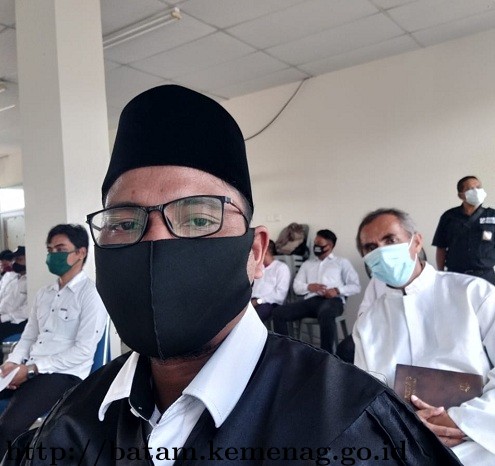 Kepala KUA Nongsa dan Penyelenggara Agama Katolik Kemenag Batam Sebagai Pengukuh Sumpah Pelantikan PPS Pilkada