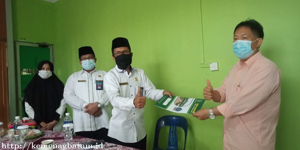 Kemenag Batam Serahkan Kontrak Kerja Proyek Pembangunan Gedung Laboratorium Terpadu Man Batam