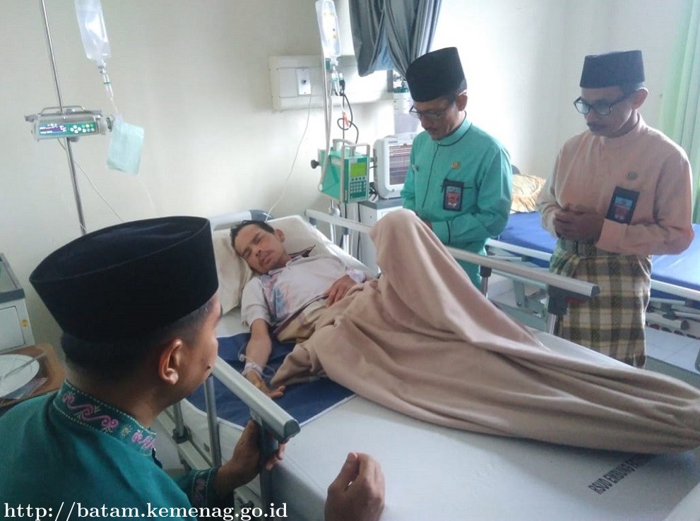 Erizal Abdullah Besuk Nasrun dan Hadriadi di RSUD Embung Fatimah