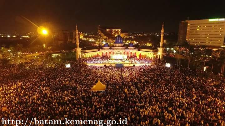Ribuan Jamaah Padati Alun Alun Engku Putri