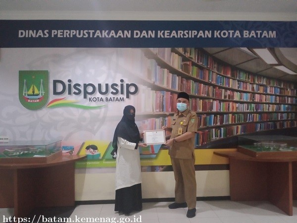 MAN Batam Terima Piagam Prestasi dari DISPUSIP Kota Batam