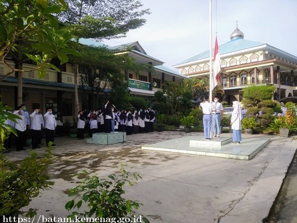 Peringatan Hari Pahlawan, MAN Batam Gelar Upacara Bendera