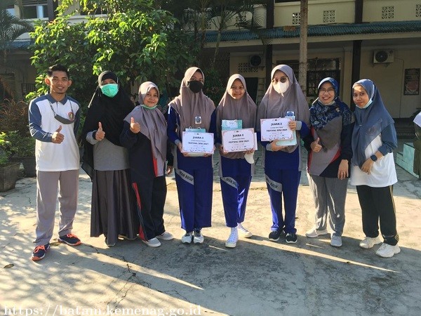 Penyerahan Penghargaan Kepada Peserta Didik Berprestasi
