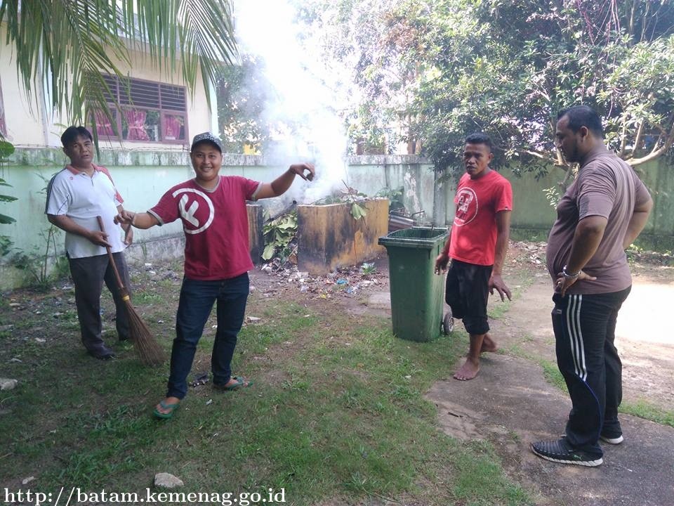 Kemenag Batam Lakukan Bersih-Bersih di Kantor