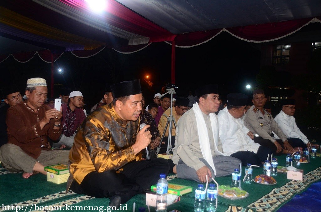 Kepala Kantor Kementerian Agama Kota Batam menguji hafalan santri dan santriwan