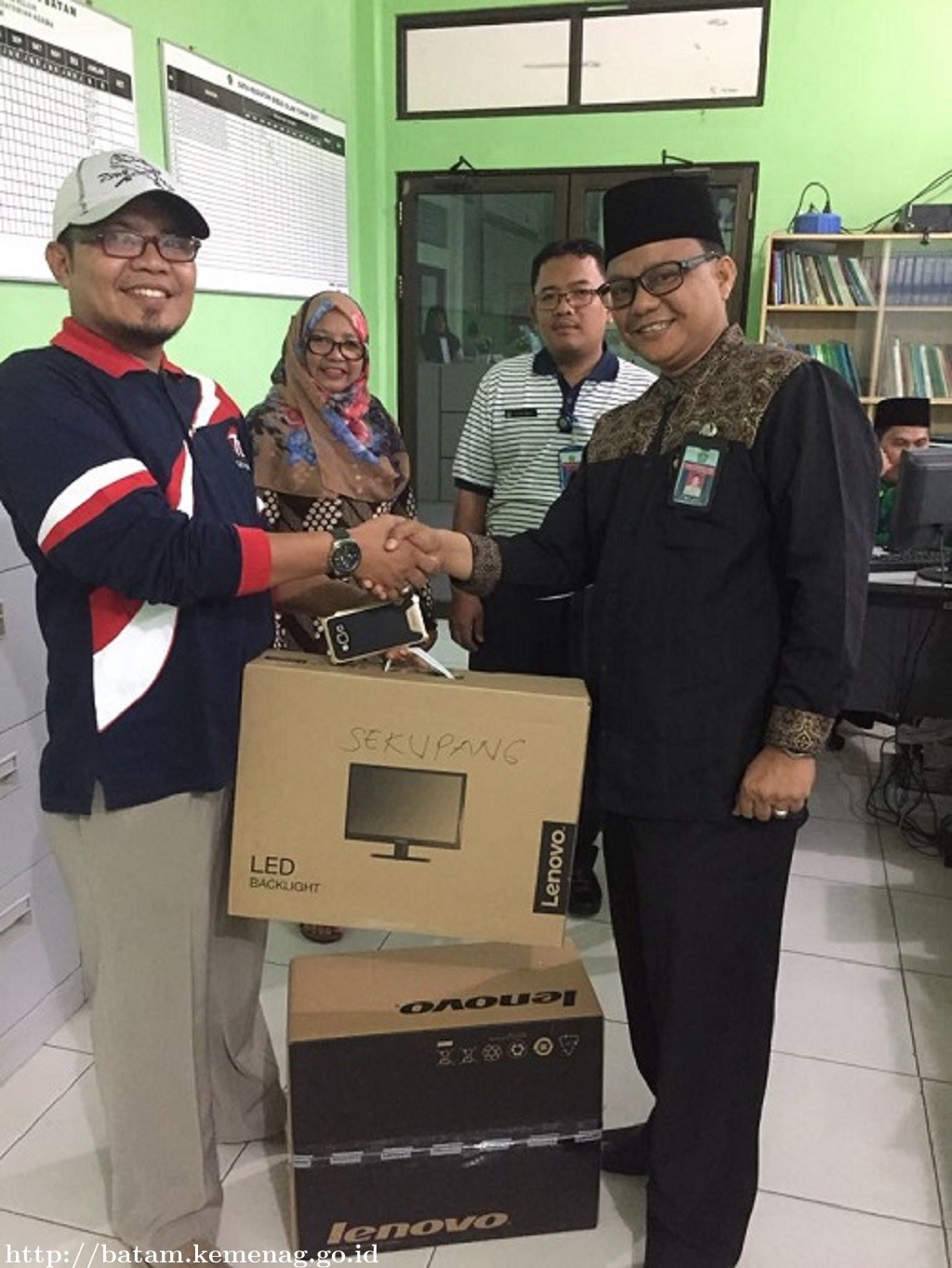 KUA Sekupang Terima Bantuan Komputer