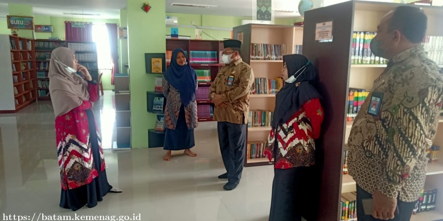 Kunjungan dan Monitoring Kepala Kantor Kemenag Kota Batam di Perpustakaan MAN Batam