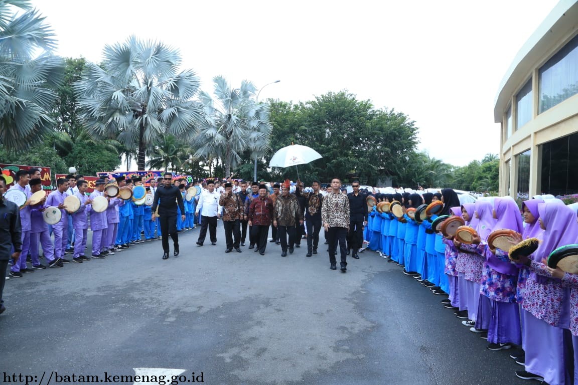 Tiba di Batam, Menag Disambut Seribuan Siswa Madrasah