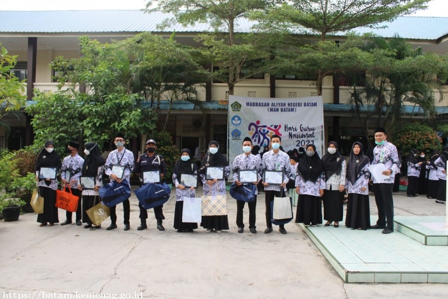 Pemberian Reward Kepada GTK MAN Batam